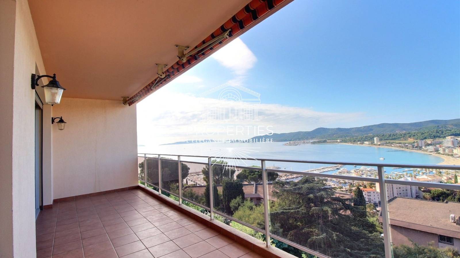 en vente appartement avec terrasse vue sur la mer au Lavandou 