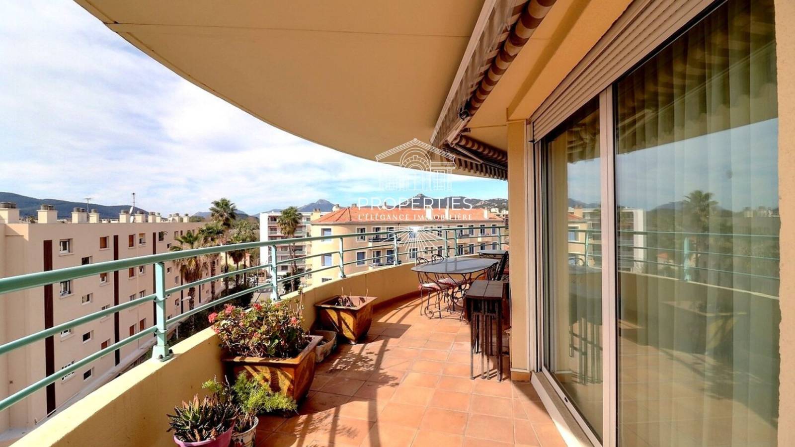 appartement 5 pièces  avec terrasse sur Hyères les palmiers 