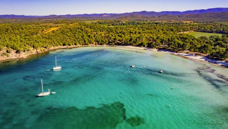 La baie de Bormes-les-Mimosas parmi les plus belles du monde Bormes les Mimosas France Bleu