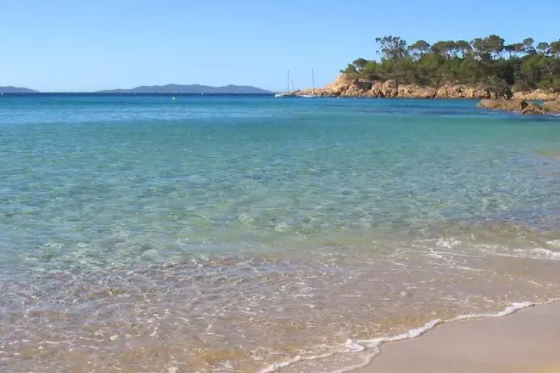 Sur la côte varoise, la plage de Saint-Clair au Lavandou, surnommée La Perle,